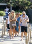 ibiza 24 juli 2015
Marco Borsato met Leontine Luca (met vriendin) Jada en Senna op vakantie.
Ze gingen lunchen met John Ewbank en zijn vriendin Kelly Weekers.