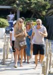ibiza 24 juli 2015
Marco Borsato met Leontine Luca (met vriendin) Jada en Senna op vakantie.
Ze gingen lunchen met John Ewbank en zijn vriendin Kelly Weekers.