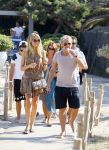 ibiza 24 juli 2015
Marco Borsato met Leontine Luca (met vriendin) Jada en Senna op vakantie.
Ze gingen lunchen met John Ewbank en zijn vriendin Kelly Weekers.