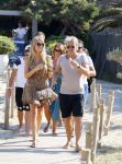 ibiza 24 juli 2015
Marco Borsato met Leontine Luca (met vriendin) Jada en Senna op vakantie.
Ze gingen lunchen met John Ewbank en zijn vriendin Kelly Weekers.