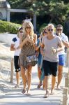 ibiza 24 juli 2015
Marco Borsato met Leontine Luca (met vriendin) Jada en Senna op vakantie.
Ze gingen lunchen met John Ewbank en zijn vriendin Kelly Weekers.