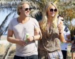 ibiza 24 juli 2015
Marco Borsato met Leontine Luca (met vriendin) Jada en Senna op vakantie.
Ze gingen lunchen met John Ewbank en zijn vriendin Kelly Weekers.