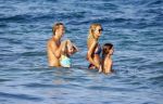 ibiza 29 juli 2015
Wendy v Dijk met Sem Lizzy haar moeder en man Erland Galjaard en zijn kinderen uit eerste huwelijk op strand van Coco beach. Herman den Blijker zijn zoon en vrouw alsmede John Ewbank dochter Day en Kelly Weekers zijn ook aanwezig