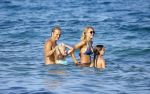 ibiza 29 juli 2015
Wendy v Dijk met Sem Lizzy haar moeder en man Erland Galjaard en zijn kinderen uit eerste huwelijk op strand van Coco beach. Herman den Blijker zijn zoon en vrouw alsmede John Ewbank dochter Day en Kelly Weekers zijn ook aanwezig