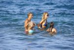 ibiza 29 juli 2015
Wendy v Dijk met Sem Lizzy haar moeder en man Erland Galjaard en zijn kinderen uit eerste huwelijk op strand van Coco beach. Herman den Blijker zijn zoon en vrouw alsmede John Ewbank dochter Day en Kelly Weekers zijn ook aanwezig