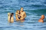 ibiza 29 juli 2015
Wendy v Dijk met Sem Lizzy haar moeder en man Erland Galjaard en zijn kinderen uit eerste huwelijk op strand van Coco beach. Herman den Blijker zijn zoon en vrouw alsmede John Ewbank dochter Day en Kelly Weekers zijn ook aanwezig