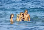 ibiza 29 juli 2015
Wendy v Dijk met Sem Lizzy haar moeder en man Erland Galjaard en zijn kinderen uit eerste huwelijk op strand van Coco beach. Herman den Blijker zijn zoon en vrouw alsmede John Ewbank dochter Day en Kelly Weekers zijn ook aanwezig