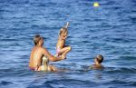 ibiza 29 juli 2015
Wendy v Dijk met Sem Lizzy haar moeder en man Erland Galjaard en zijn kinderen uit eerste huwelijk op strand van Coco beach. Herman den Blijker zijn zoon en vrouw alsmede John Ewbank dochter Day en Kelly Weekers zijn ook aanwezig