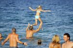 ibiza 29 juli 2015
Wendy v Dijk met Sem Lizzy haar moeder en man Erland Galjaard en zijn kinderen uit eerste huwelijk op strand van Coco beach. Herman den Blijker zijn zoon en vrouw alsmede John Ewbank dochter Day en Kelly Weekers zijn ook aanwezig
