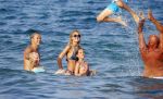 ibiza 29 juli 2015
Wendy v Dijk met Sem Lizzy haar moeder en man Erland Galjaard en zijn kinderen uit eerste huwelijk op strand van Coco beach. Herman den Blijker zijn zoon en vrouw alsmede John Ewbank dochter Day en Kelly Weekers zijn ook aanwezig