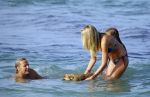 ibiza 29 juli 2015
Wendy v Dijk met Sem Lizzy haar moeder en man Erland Galjaard en zijn kinderen uit eerste huwelijk op strand van Coco beach. Herman den Blijker zijn zoon en vrouw alsmede John Ewbank dochter Day en Kelly Weekers zijn ook aanwezig