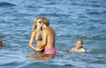 ibiza 29 juli 2015
Wendy v Dijk met Sem Lizzy haar moeder en man Erland Galjaard en zijn kinderen uit eerste huwelijk op strand van Coco beach. Herman den Blijker zijn zoon en vrouw alsmede John Ewbank dochter Day en Kelly Weekers zijn ook aanwezig
