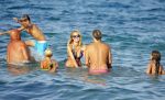 ibiza 29 juli 2015
Wendy v Dijk met Sem Lizzy haar moeder en man Erland Galjaard en zijn kinderen uit eerste huwelijk op strand van Coco beach. Herman den Blijker zijn zoon en vrouw alsmede John Ewbank dochter Day en Kelly Weekers zijn ook aanwezig