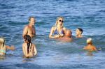 ibiza 29 juli 2015
Wendy v Dijk met Sem Lizzy haar moeder en man Erland Galjaard en zijn kinderen uit eerste huwelijk op strand van Coco beach. Herman den Blijker zijn zoon en vrouw alsmede John Ewbank dochter Day en Kelly Weekers zijn ook aanwezig
