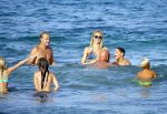 ibiza 29 juli 2015
Wendy v Dijk met Sem Lizzy haar moeder en man Erland Galjaard en zijn kinderen uit eerste huwelijk op strand van Coco beach. Herman den Blijker zijn zoon en vrouw alsmede John Ewbank dochter Day en Kelly Weekers zijn ook aanwezig