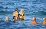 ibiza 29 juli 2015
Wendy v Dijk met Sem Lizzy haar moeder en man Erland Galjaard en zijn kinderen uit eerste huwelijk op strand van Coco beach. Herman den Blijker zijn zoon en vrouw alsmede John Ewbank dochter Day en Kelly Weekers zijn ook aanwezig
