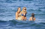 ibiza 29 juli 2015
Wendy v Dijk met Sem Lizzy haar moeder en man Erland Galjaard en zijn kinderen uit eerste huwelijk op strand van Coco beach. Herman den Blijker zijn zoon en vrouw alsmede John Ewbank dochter Day en Kelly Weekers zijn ook aanwezig