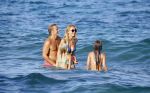 ibiza 29 juli 2015
Wendy v Dijk met Sem Lizzy haar moeder en man Erland Galjaard en zijn kinderen uit eerste huwelijk op strand van Coco beach. Herman den Blijker zijn zoon en vrouw alsmede John Ewbank dochter Day en Kelly Weekers zijn ook aanwezig