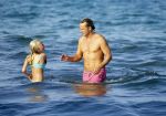 ibiza 29 juli 2015
Wendy v Dijk met Sem Lizzy haar moeder en man Erland Galjaard en zijn kinderen uit eerste huwelijk op strand van Coco beach. Herman den Blijker zijn zoon en vrouw alsmede John Ewbank dochter Day en Kelly Weekers zijn ook aanwezig