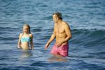 ibiza 29 juli 2015
Wendy v Dijk met Sem Lizzy haar moeder en man Erland Galjaard en zijn kinderen uit eerste huwelijk op strand van Coco beach. Herman den Blijker zijn zoon en vrouw alsmede John Ewbank dochter Day en Kelly Weekers zijn ook aanwezig