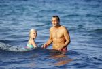 ibiza 29 juli 2015
Wendy v Dijk met Sem Lizzy haar moeder en man Erland Galjaard en zijn kinderen uit eerste huwelijk op strand van Coco beach. Herman den Blijker zijn zoon en vrouw alsmede John Ewbank dochter Day en Kelly Weekers zijn ook aanwezig