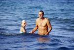 ibiza 29 juli 2015
Wendy v Dijk met Sem Lizzy haar moeder en man Erland Galjaard en zijn kinderen uit eerste huwelijk op strand van Coco beach. Herman den Blijker zijn zoon en vrouw alsmede John Ewbank dochter Day en Kelly Weekers zijn ook aanwezig