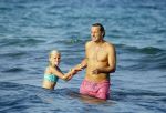 ibiza 29 juli 2015
Wendy v Dijk met Sem Lizzy haar moeder en man Erland Galjaard en zijn kinderen uit eerste huwelijk op strand van Coco beach. Herman den Blijker zijn zoon en vrouw alsmede John Ewbank dochter Day en Kelly Weekers zijn ook aanwezig
