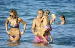 ibiza 29 juli 2015
Wendy v Dijk met Sem Lizzy haar moeder en man Erland Galjaard en zijn kinderen uit eerste huwelijk op strand van Coco beach. Herman den Blijker zijn zoon en vrouw alsmede John Ewbank dochter Day en Kelly Weekers zijn ook aanwezig