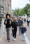 Amsterdam 12 juli 2015
Johnny en Charlotte Sophie Heitinga met hun kinderen Jezebel en Lennox in Amsterdam