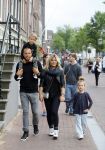 Amsterdam 12 juli 2015
Johnny en Charlotte Sophie Heitinga met hun kinderen Jezebel en Lennox in Amsterdam
