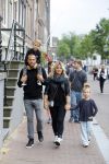 Amsterdam 12 juli 2015
Johnny en Charlotte Sophie Heitinga met hun kinderen Jezebel en Lennox in Amsterdam