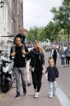 Amsterdam 12 juli 2015
Johnny en Charlotte Sophie Heitinga met hun kinderen Jezebel en Lennox in Amsterdam