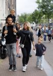 Amsterdam 12 juli 2015
Johnny en Charlotte Sophie Heitinga met hun kinderen Jezebel en Lennox in Amsterdam