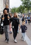 Amsterdam 12 juli 2015
Johnny en Charlotte Sophie Heitinga met hun kinderen Jezebel en Lennox in Amsterdam