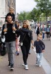 Amsterdam 12 juli 2015
Johnny en Charlotte Sophie Heitinga met hun kinderen Jezebel en Lennox in Amsterdam