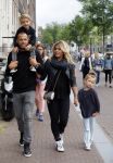 Amsterdam 12 juli 2015
Johnny en Charlotte Sophie Heitinga met hun kinderen Jezebel en Lennox in Amsterdam