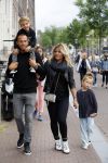 Amsterdam 12 juli 2015
Johnny en Charlotte Sophie Heitinga met hun kinderen Jezebel en Lennox in Amsterdam