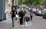 Amsterdam 12 juli 2015
Johnny en Charlotte Sophie Heitinga met hun kinderen Jezebel en Lennox in Amsterdam