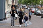 Amsterdam 12 juli 2015
Johnny en Charlotte Sophie Heitinga met hun kinderen Jezebel en Lennox in Amsterdam