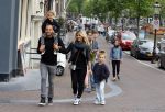 Amsterdam 12 juli 2015
Johnny en Charlotte Sophie Heitinga met hun kinderen Jezebel en Lennox in Amsterdam
