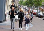 Amsterdam 12 juli 2015
Johnny en Charlotte Sophie Heitinga met hun kinderen Jezebel en Lennox in Amsterdam