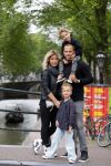 Amsterdam 12 juli 2015
Johnny en Charlotte Sophie Heitinga met hun kinderen Jezebel en Lennox in Amsterdam