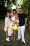 Blaricum 14 juni 2015
Rene Froger heeft een surprise feestje voor zijn vrouw Natasja georganiseerd voor haar 50e verjaardag. Het feest vindt plaats in de tuin van hun huis. Jonnie Boer met Therese Boere en dochter