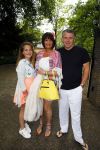 Blaricum 14 juni 2015
Rene Froger heeft een surprise feestje voor zijn vrouw Natasja georganiseerd voor haar 50e verjaardag. Het feest vindt plaats in de tuin van hun huis. Jonnie Boer met Therese Boere en dochter