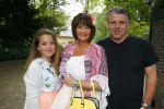 Blaricum 14 juni 2015
Rene Froger heeft een surprise feestje voor zijn vrouw Natasja georganiseerd voor haar 50e verjaardag. Het feest vindt plaats in de tuin van hun huis. Jonnie Boer met Therese Boere en dochter