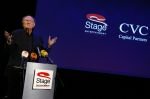 Amsterdam 19 juni 2015
Joop v d Ende geeft persconferentie dat hij 60% van Stage entertainment heeft verkocht aan CVC Capital. Jannine v d Ende is natuurlijk aanwezig.