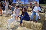 Amsterdam 10 juni 2015
Premiere Apenstreken bij kinderboederij in amsterdamse bos met oa Yvon Jaspers en Kim Lian v d Meij. Kim Lian v d Meij met man Daniel en kinderen