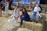 Amsterdam 10 juni 2015
Premiere Apenstreken bij kinderboederij in amsterdamse bos met oa Yvon Jaspers en Kim Lian v d Meij. Kim Lian v d Meij met man Daniel en kinderen