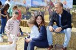 Amsterdam 10 juni 2015
Premiere Apenstreken bij kinderboederij in amsterdamse bos met oa Yvon Jaspers en Kim Lian v d Meij. Kim Lian v d Meij met man Daniel en kinderen