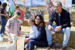 Amsterdam 10 juni 2015
Premiere Apenstreken bij kinderboederij in amsterdamse bos met oa Yvon Jaspers en Kim Lian v d Meij. Kim Lian v d Meij met man Daniel en kinderen